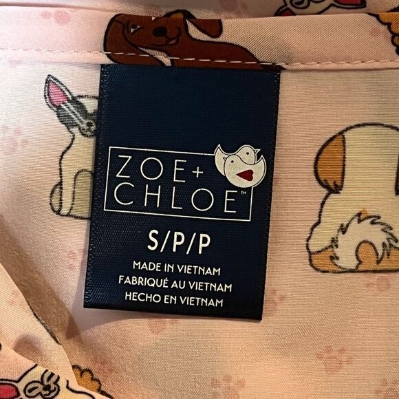 Zoe and Chloe Womens Floofster V-Neck Scrub Top Dogs Pink Small NWT - Picture 6 of 9